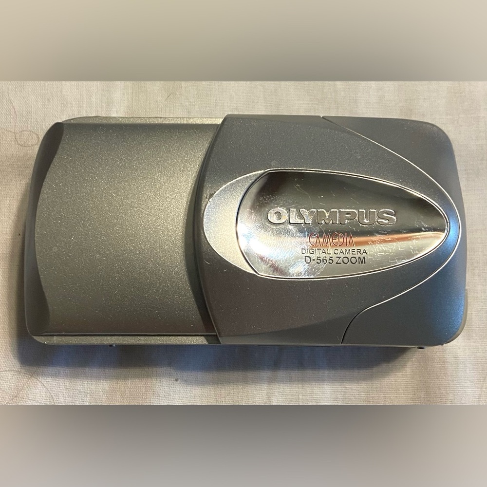 Olympus Camedia D-565 Zoom 4.0 MP Digital Camera Silver WORKS